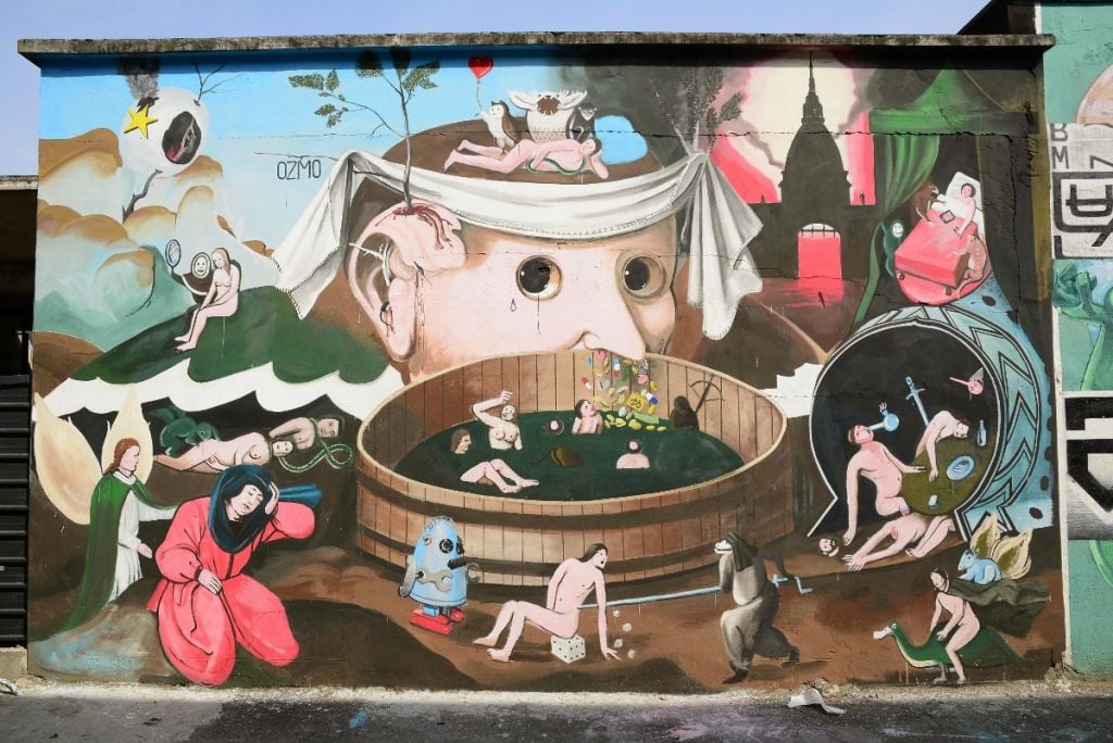 Genova un anno dopo il crollo: murales nel quartiere di Certosa a ridosso del ponte Morandi