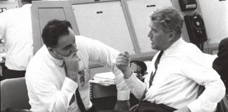 Rocco Petrone a colloquio con Wernher Von Braun, durante una pausa nei preparativi per il lancio dell'Apollo 1. Courtesy NASA via Wikipedia