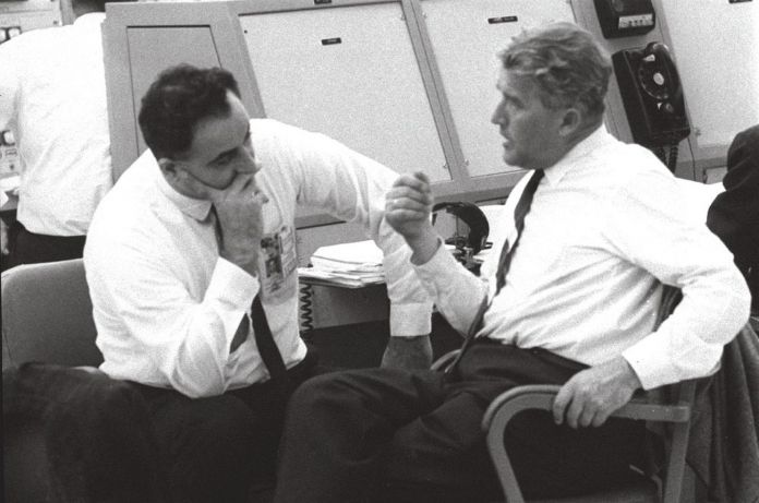 Rocco Petrone a colloquio con Wernher Von Braun, durante una pausa nei preparativi per il lancio dell'Apollo 1. Courtesy NASA via Wikipedia