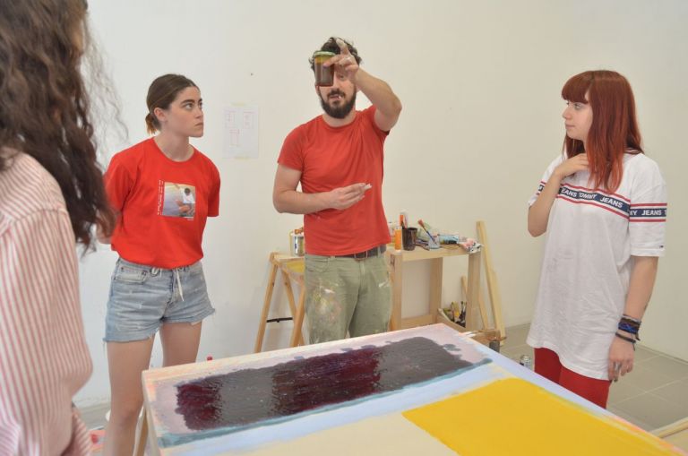 Sesto appuntamento di OPENWORK, a focus on paintings Andrea Kvas Giulia Pollicita; Andrea Kvas al lavoro; SenzaBagno, Pescara, 2019, photo Andrea Joppas