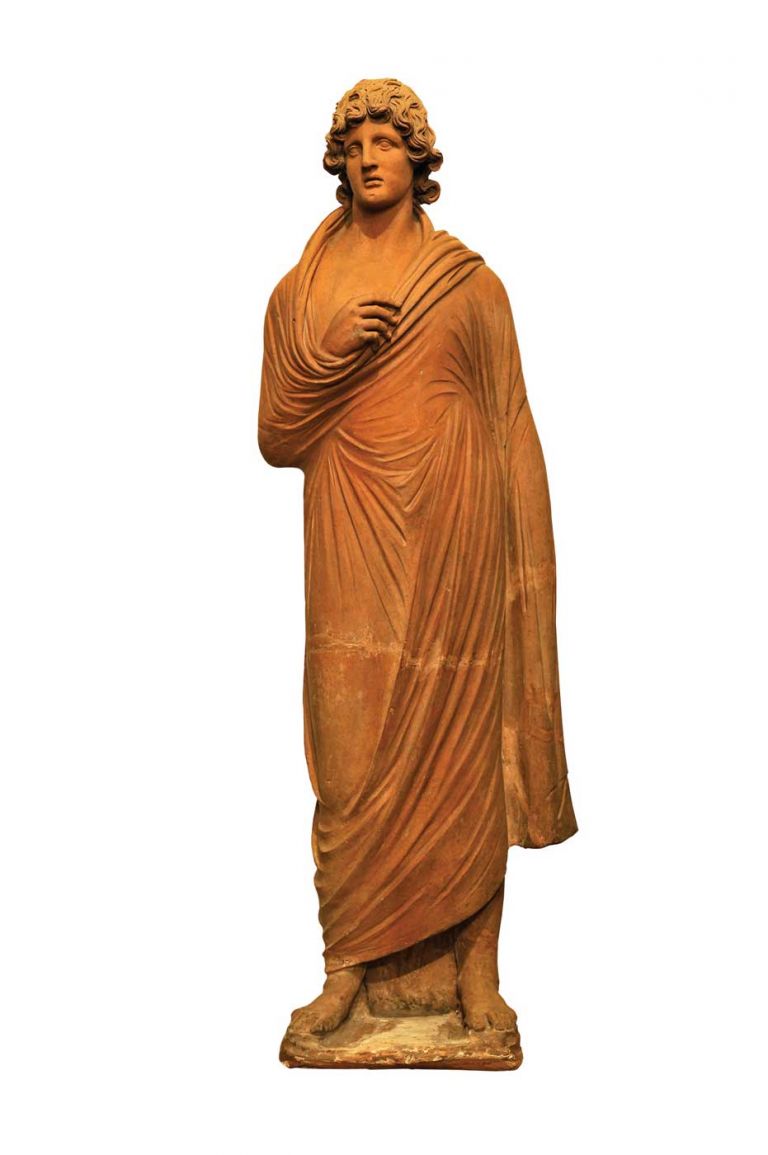 Statua di giovane togato Terracotta; alt. cm 175, largh. cm 55 Cales, santuario in località Ponte delle Monache Prima metà del III sec. a.C. Napoli, Museo Archeologico Nazionale © Ministero per i Beni e le Attività Culturali MANN, Museo Archeologico Nazionale di Napoli