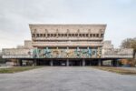 Teatro accademico statale russo per giovani e bambini (ex Palazzo della Cultura AHBK) (1981). Almaty, Kazakistan. Photo Roberto Conte, da Soviet Asia, pubblicato da FUEL