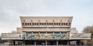 Teatro accademico statale russo per giovani e bambini (ex Palazzo della Cultura AHBK) (1981). Almaty, Kazakistan. Photo Roberto Conte, da Soviet Asia, pubblicato da FUEL