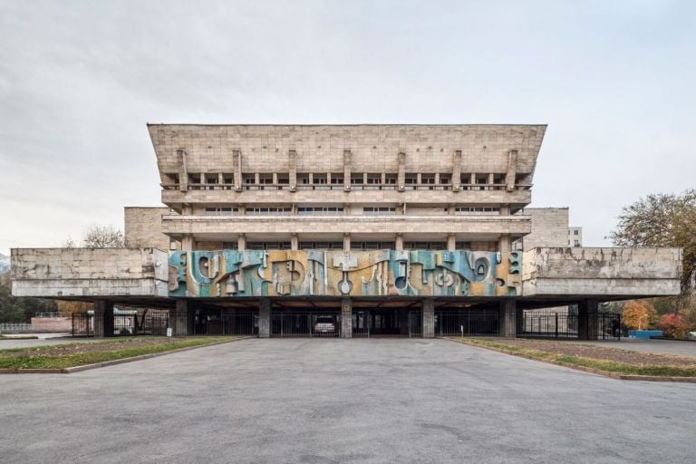 Teatro accademico statale russo per giovani e bambini (ex Palazzo della Cultura AHBK) (1981). Almaty, Kazakistan. Photo Roberto Conte, da Soviet Asia, pubblicato da FUEL