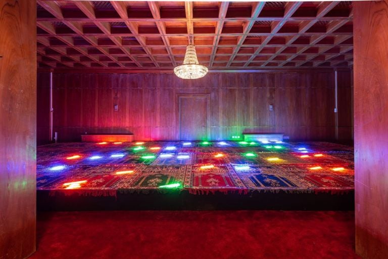 Una delle installazioni monumentali dell’artista Sultan bin Fahad esposte alla mostra The Red Palace a Riyad, 2019