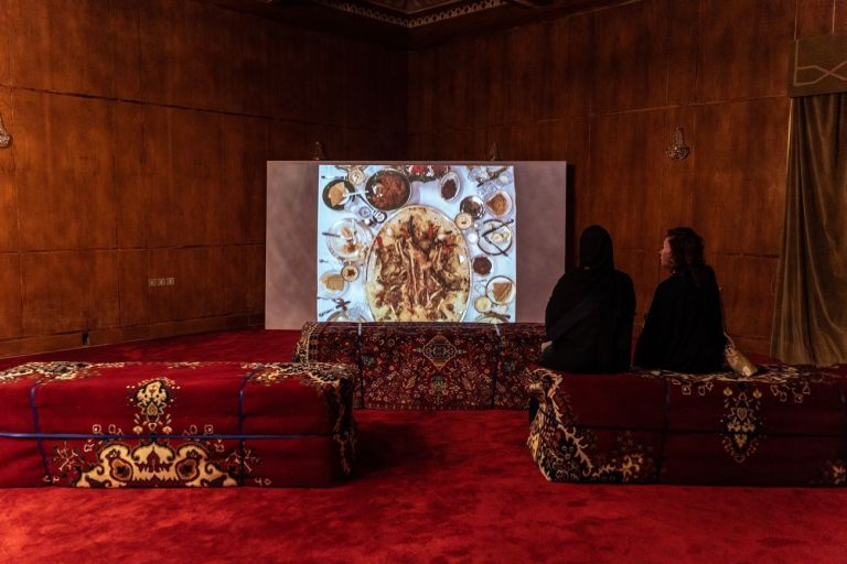 Una delle opere video dell'artista Sultan bin Fahad esposte alla mostra The Red Palace a Riad, 2019