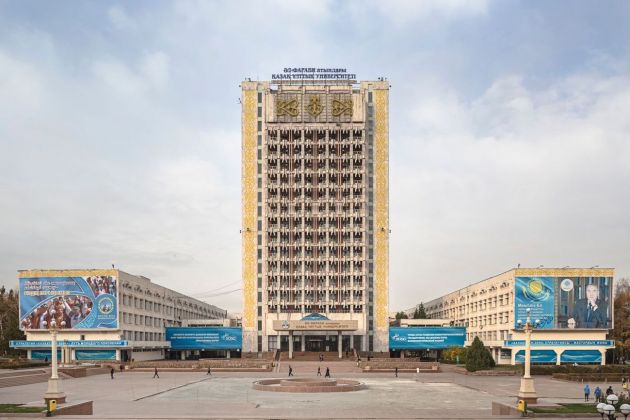 Università Nazionale Kazaka Al Farabi (anni ‘70). Almaty, Kazakhstan. Photo Roberto Conte, da Soviet Asia, pubblicato da FUEL