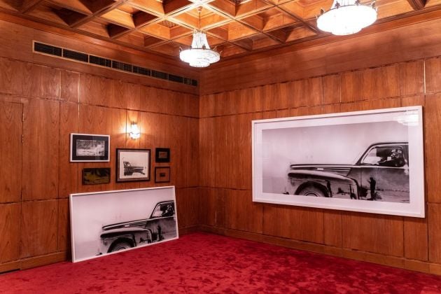 Un'opera fotografica dell'artista Sultan bin Fahad esposta alla mostra The Red Palace a Riad, 2019