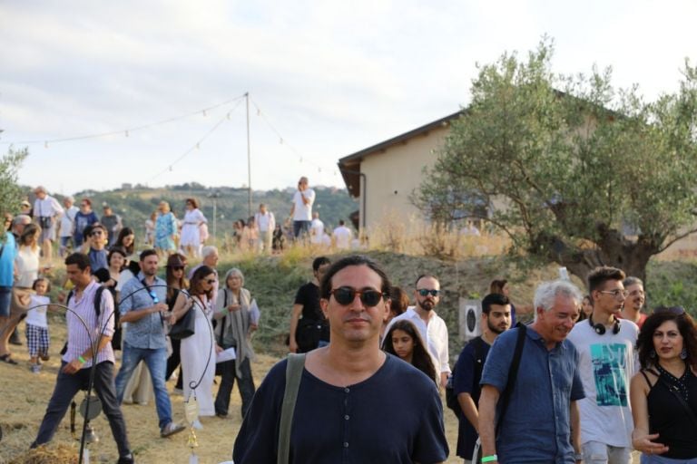 Yuval Avital e visitatori nell'opera Il Giardino dei Sonagli di Yuval Avital. Photo Francesca Petretti