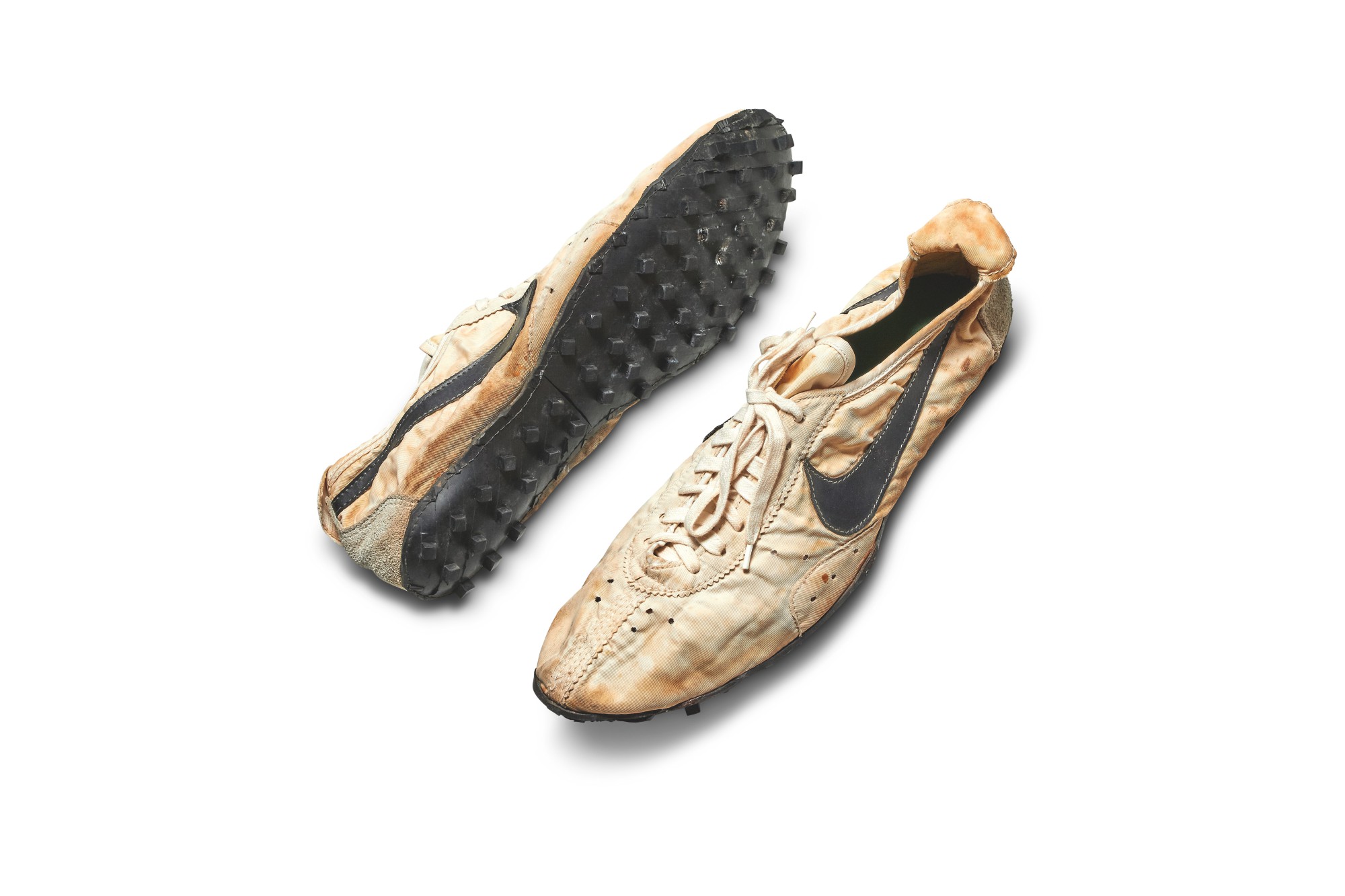 NIKE WAFFLE RACING FLAT, MOON SHOE, 1972 Nylon, pelle / pelle scamosciata, gomma. Courtesy Sotheby's