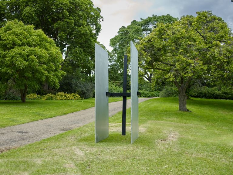 Tai Jung Um, A Stranger Holding two wings, 2018, Arario Gallery, frieze sculpture 2019, ph Stephen White