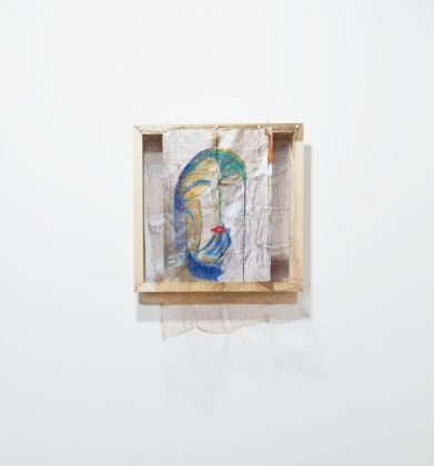 Marisa Merz Senza titolo, s.d. Fogli di metallo dipinto, filo di rame, cornice di legno 75 x 54 x 14 cm Collezione privata © Andrea Rossetti