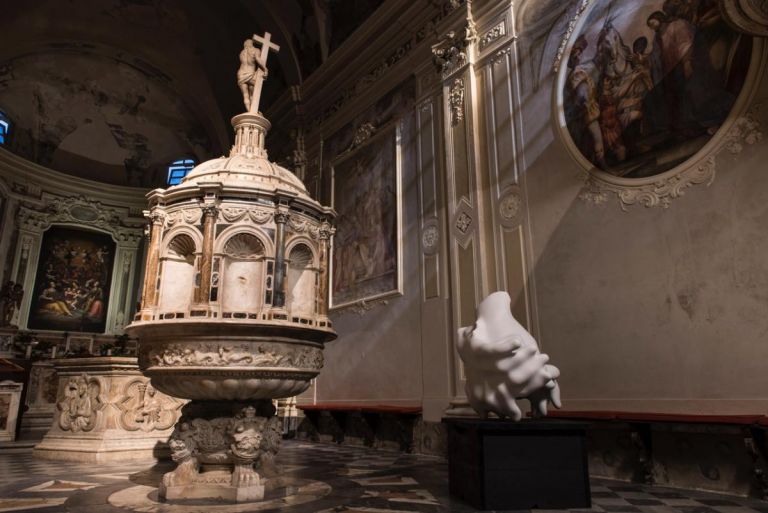 Filippo Ciavoli, Corallo, installation view, Battistero del Duomo di Pietrasanta, 2019. Courtesy Duomo di Pietrasanta-Collegiata di San Martino