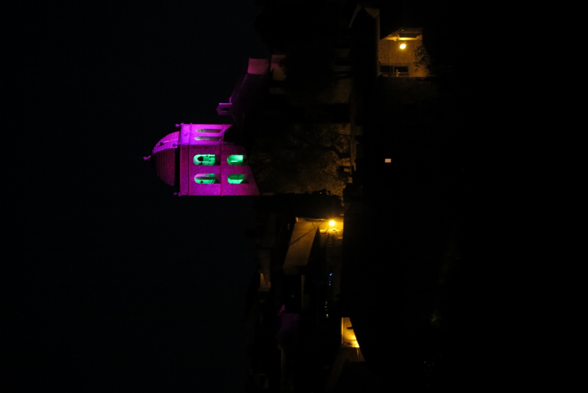 Eric Michel Le Clocher de Lumière, sculpture lumineuse programmation projecteurs LEDsRGBW boucle de 10 mn @ Eric Michel 