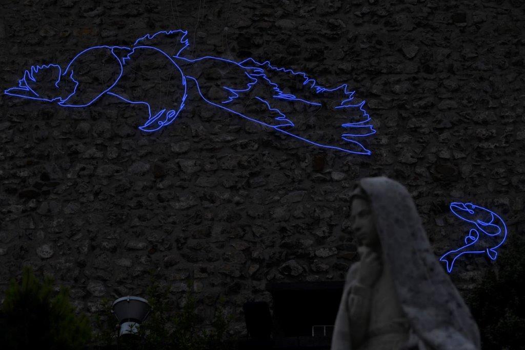 Art Orienté Objet Andachtsraum, l’aigle et le brochet, 2019, néon bleu, 500 cm x 80 cm @ Luc Jennepin