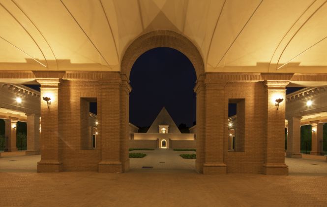Corte e piramide da portico notte, photo credit Mauro Davoli