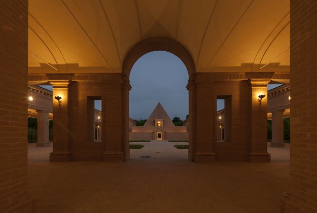 Corte e piramide da portico notte, photo credit Mauro Davoli