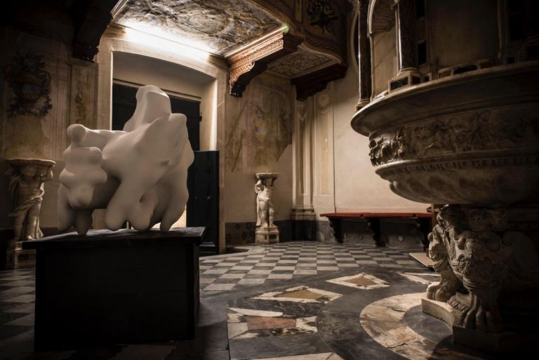 Filippo Ciavoli, Corallo, installation view, Battistero del Duomo di Pietrasanta, 2019. Courtesy Duomo di Pietrasanta-Collegiata di San Martino