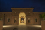 Piramide e arco da corridoio notte, photo credit Mauro Davoli