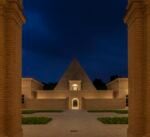 Piramide e arco da corridoio notte, photo credit Mauro Davoli