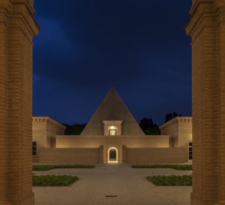 Piramide e arco da corridoio notte, photo credit Mauro Davoli