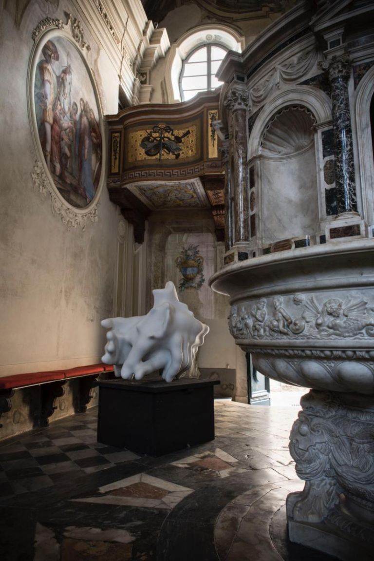 Filippo Ciavoli, Corallo, installation view, Battistero del Duomo di Pietrasanta, 2019. Courtesy Duomo di Pietrasanta-Collegiata di San Martino