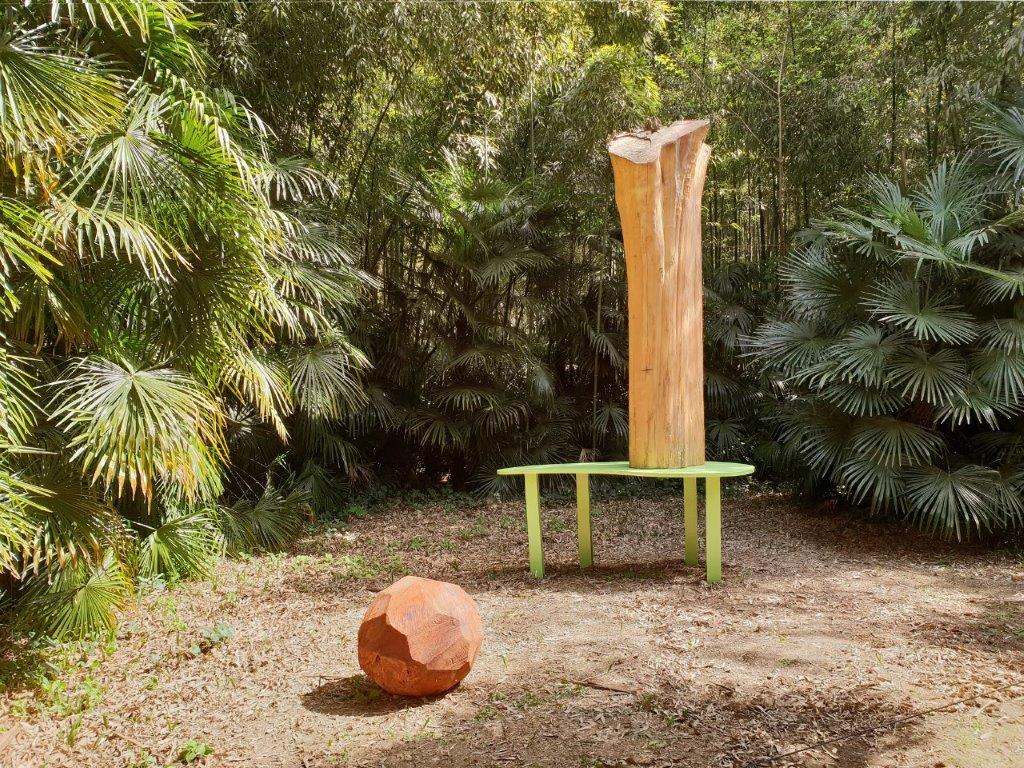 Roland Cognet Paysage et séquoia, 2019, Séquoia, acier et peinture, 420 x 250 x 145 cm © Roland Cognet