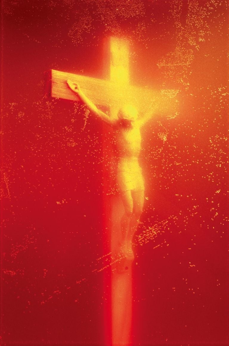 Andres Serrano, Piss Christ, 1987 © Andres Serrano. Courtesy Galerie Yvon Lambert, Parigi