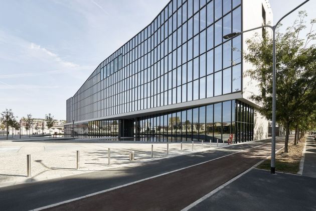 Antonio Citterio Patricia Viel, Fastweb NEXXT headquarters, uffici, Milano, Italia, 2018. Photo Leo Torri