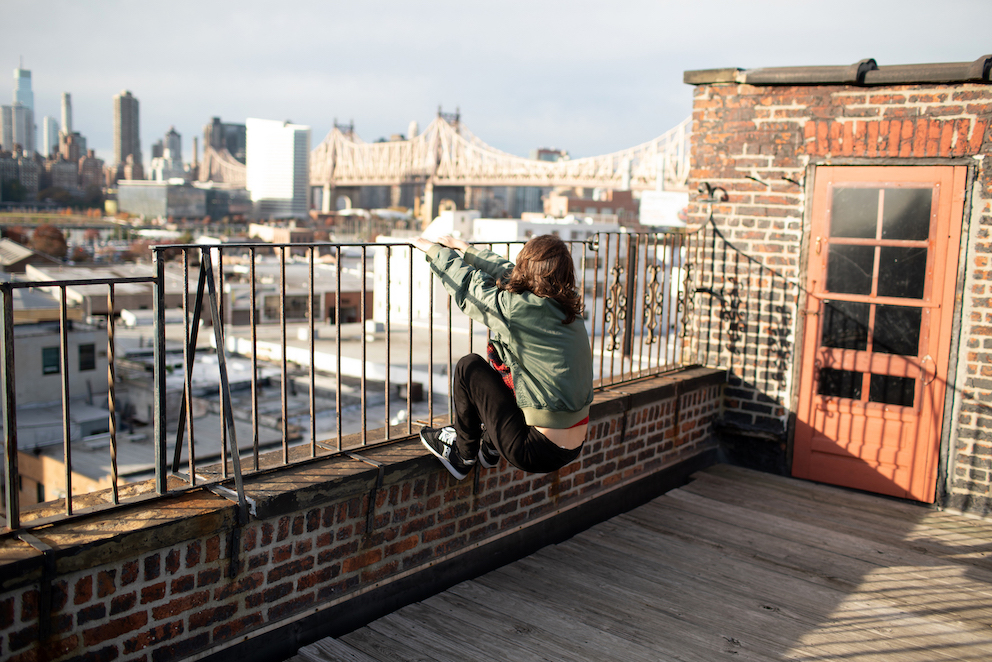 Arianna Carossa sul tetto del Metropolitan Building dove è ospitato il suo studio