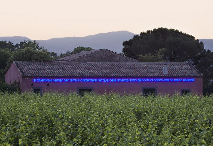 Claire Fontaine, Ettore Majorana, 2019, neon a parte, cornice, cavi e trasformatori, 120 x 270 x 17.000 mm, Planeta, Sciaranuova, Passopisciaro (Castiglione di Sicilia), Courtesy dell'artista, foto: Andrea Cristaldi Claire Fontaine, Ettore Majorana, 2019, neon a parte, cornice, cavi e trasformatori, 120 x 270 x 17.000 mm, Planeta, Sciaranuova, Passopisciaro (Castiglione di Sicilia), Courtesy dell'artista, foto: Andrea Cristaldi