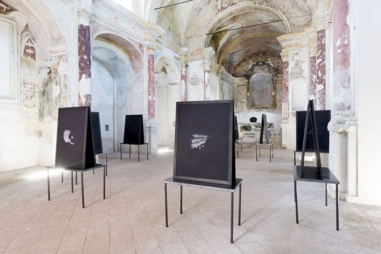 Cosimo Veneziano, Biomega Multiverso. Chiesa di San Sebastiano in Borgo, Tenuta Cucco, Serralunga d’Alba 2019, installation view. Photo Matilde Martino