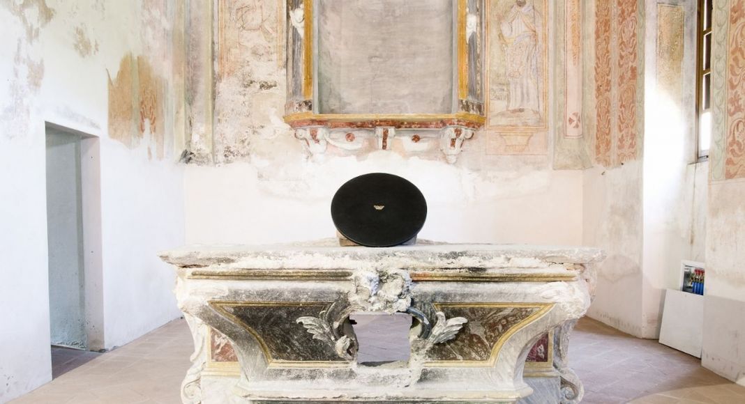 Cosimo Veneziano, Biomega, Piralide, scultura in marmo e oro. Photo © Matilde Martino