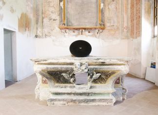 Cosimo Veneziano, Biomega, Piralide, scultura in marmo e oro. Photo © Matilde Martino