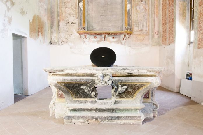 Cosimo Veneziano, Biomega, Piralide, scultura in marmo e oro. Photo © Matilde Martino