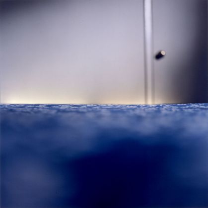 Elisa Sighicelli, Iceland. Blue Bed, 2001, fotografia parzialmente retroilluminata su light box, 122 x 122 x 4 cm