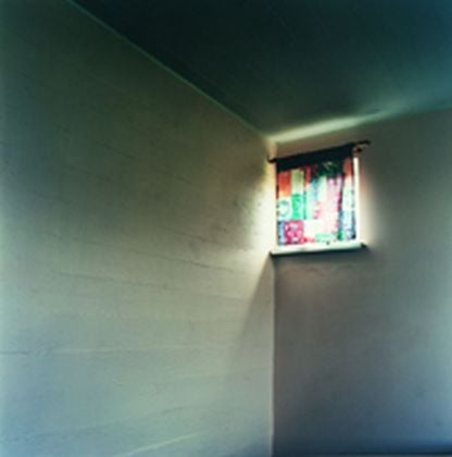 Elisa Sighicelli, Untitled (Corner Window), 2003, fotografia parzialmente retroilluminata su light box, 123 x 123 x 5 cm