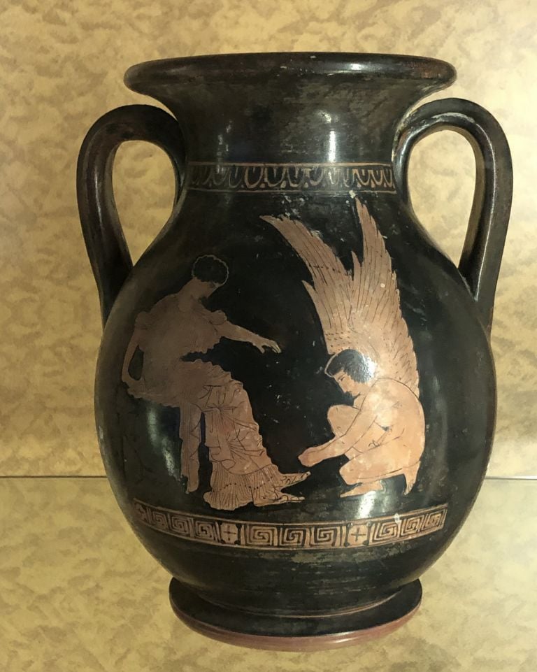 Vaso a figure rosse con Eros che allaccia il sandalo di una fanciulla IV secolo a.C. Civico Museo di Storia ed Arte, Trieste