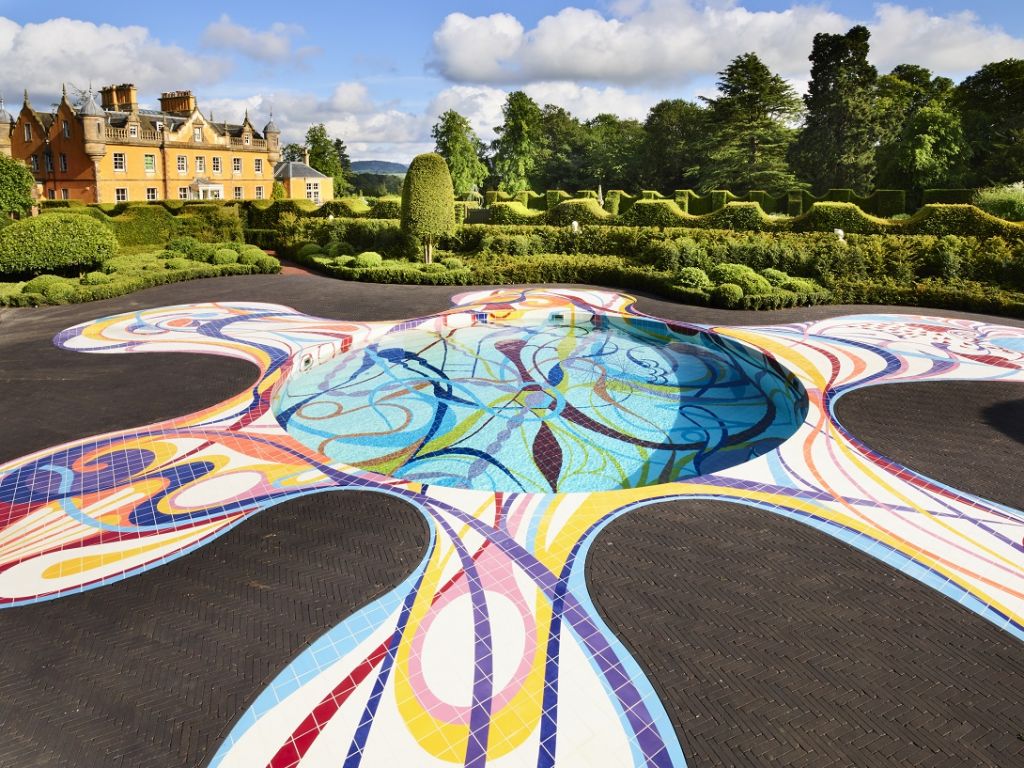 La grande e coloratissima piscina concepita dall’artista Joana Vasconcelos in Scozia. Le immagini