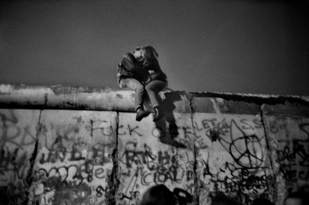 Guy Le Querrec On the Wall @Guy Le Querrec Magnum Photos