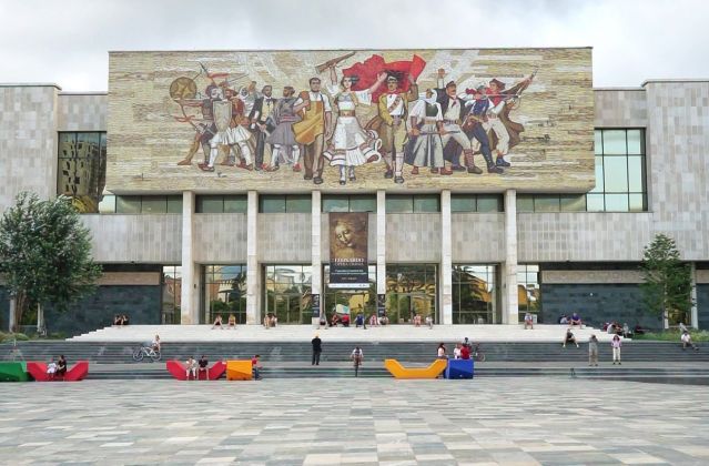 Il palazzo che ospita il museo storico nazionale di Tirana. Photo Marco Carlone