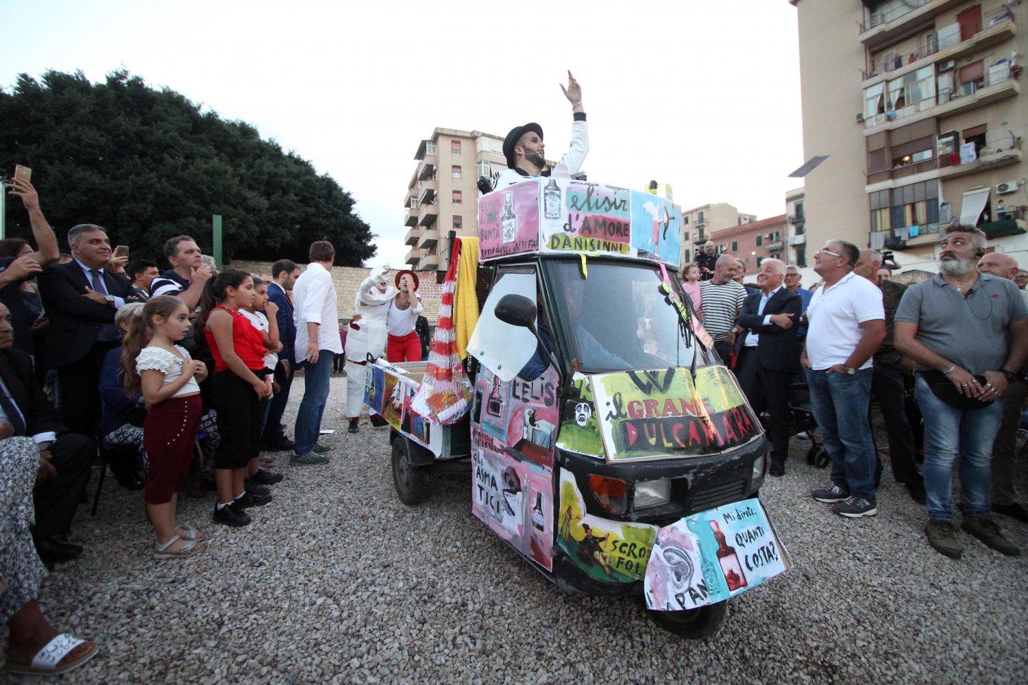 Un progetto del Teatro Massimo nel quartiere Danisinni di Palermo. Sulla destra, in abito scuro, Francesco Giambrone. Ph. Lanfranco Lannino