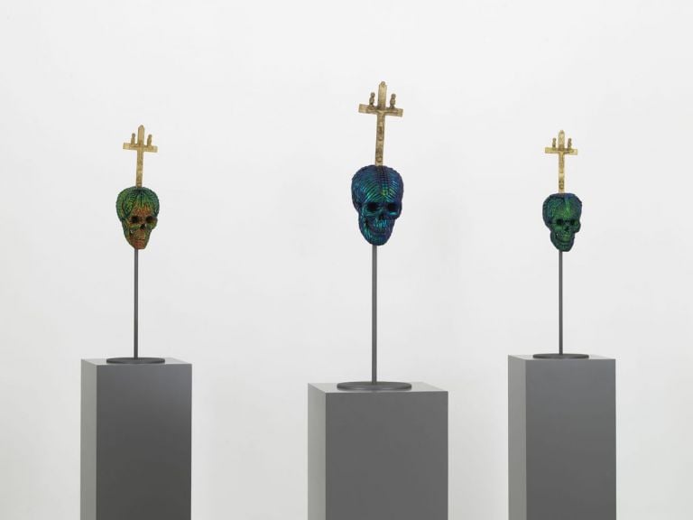 Jan Fabre, Teschi con croci Bacongo (Verde, Blu, Rosso), 2018. Courtesy Studio Trisorio © photo Grafiluce - L. Romano 2019