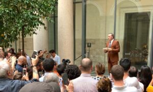 Il ritorno di Kevin Spacey in pubblico a Roma con reading di poesie a sorpresa a Palazzo Massimo