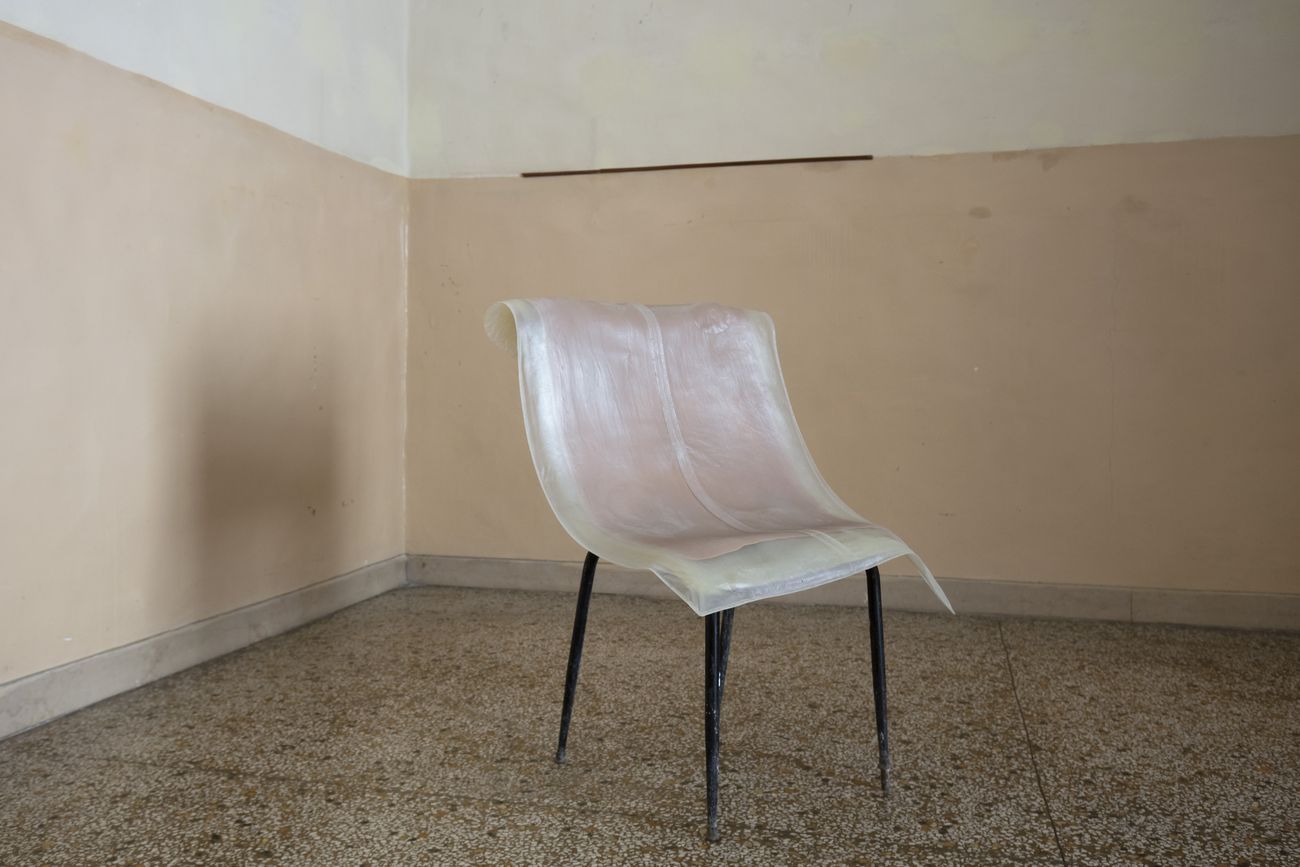 Liz Magor, Casual, 2012. Lo spazio esistenziale. Definizione #2. Installation view at Fondazione Morra, Napoli 2019. Photo Amedeo Benestante