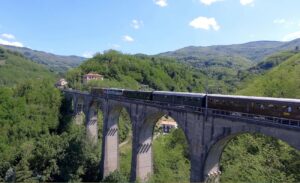 Natura, borghi e paesaggio. Il cammino ferroviario della Porrettana