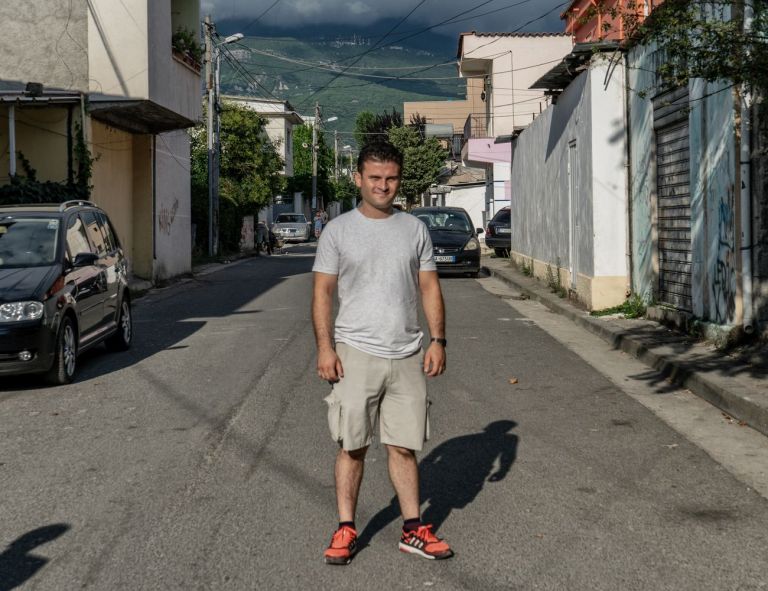Sead Kazanxhiu nel suo quartiere di residenza, Kinostudio, a Tirana. Photo Marco Carlone