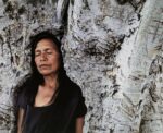 Shirin Neshat, Tooba, 2002, still da video © Shirin Neshat. Courtesy the artist, Gladstone Gallery, New York Brussels, Han Nefkens Foundation, Barcellona