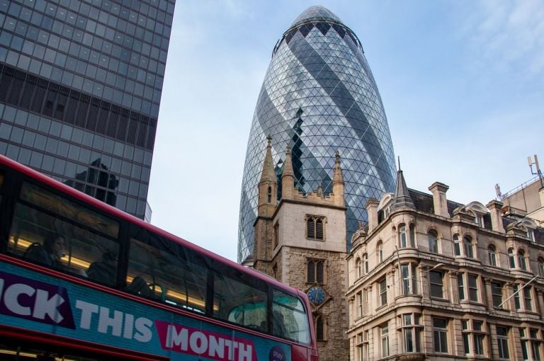 St. Andrew Undershaft Church e The Gherkin, Londra. Photo © Irene Fanizza