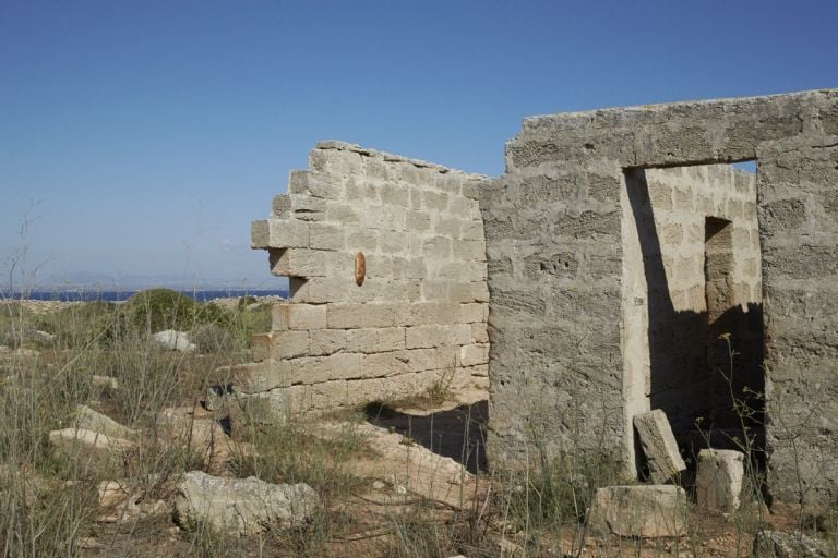 Tania Pérez Córdova, Strike, 2019, Installation View. Curva Blu Open studio, Favignana, 2019. Courtesy the artist and INCURVA. Photo Ilaria Orsini